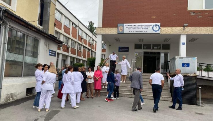 Priştine’de maaşlarını alamayan Aile Hekimleri protesto düzenledi