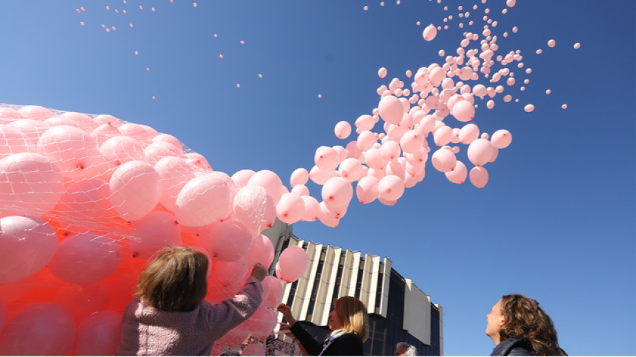 Kansere yenik düşen kadınların anısına bin 200 pembe balon
