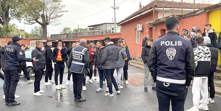 Edirnespor-Kütahyaspor maçında konuk ekibin yöneticileriyle taraftarlar arasında tartışma yaşandı