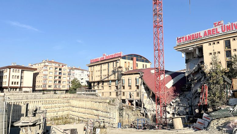 İstanbul’da 3 katlı özel üniversite binası çöktü