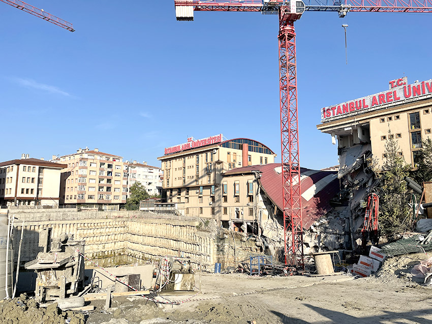 İstanbul’da 3 katlı özel üniversite binası çöktü