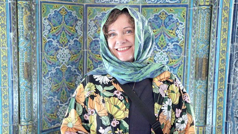 İsveçli profesör mimar, Muradiye Camisi’nin rengarenk çinilerine hayran kaldı
