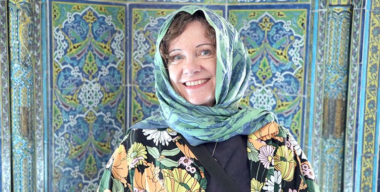 İsveçli profesör mimar, Muradiye Camisi’nin rengarenk çinilerine hayran kaldı