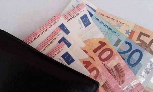 Kosova’da emeklilere 100 Euro ek destek ödemesi yapıldı