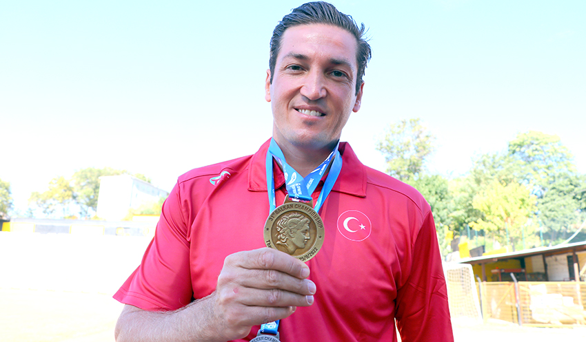 Tenis antrenörü, atletizmde Balkan Şampiyonu oldu