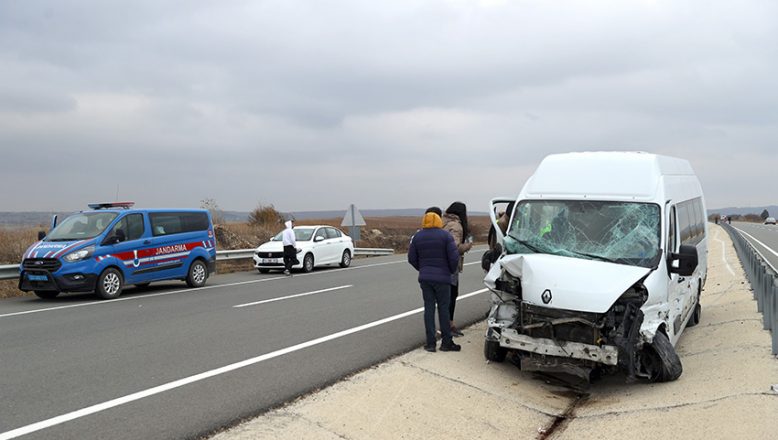 Edirne’de yolcu minibüsünün kamyonete çarptığı kazada 9 kişi yaralandı