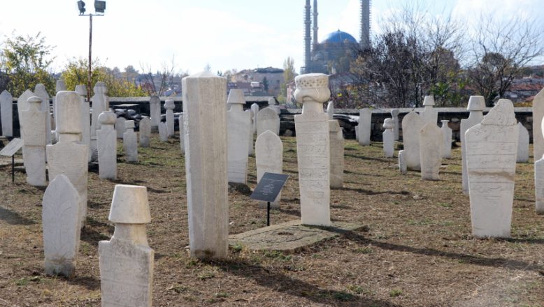 Tarihi Muradiye Camii’nin haziresindeki mezar taşları onarıldı