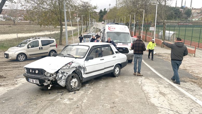 Edirne’de iki otomobilin çarpıştığı kazada sürücülerden biri yaralandı