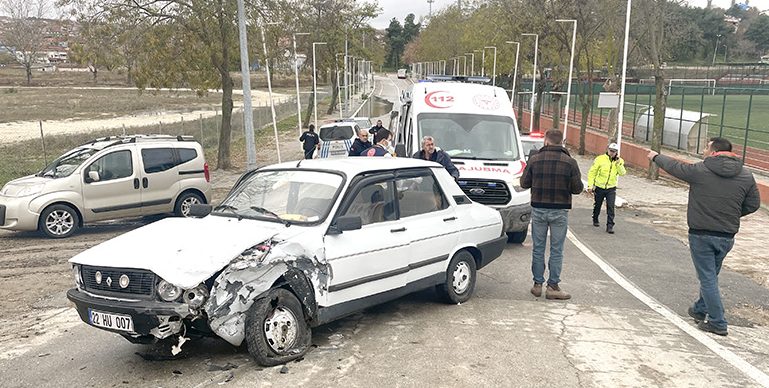 Edirne’de iki otomobilin çarpıştığı kazada sürücülerden biri yaralandı