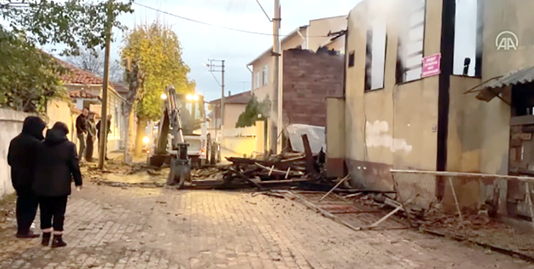 Edirne’de metruk ahşap bina yandı