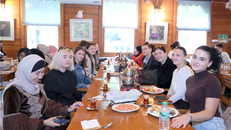 Uluslararası öğrenciler kahvaltıda bir araya geldi