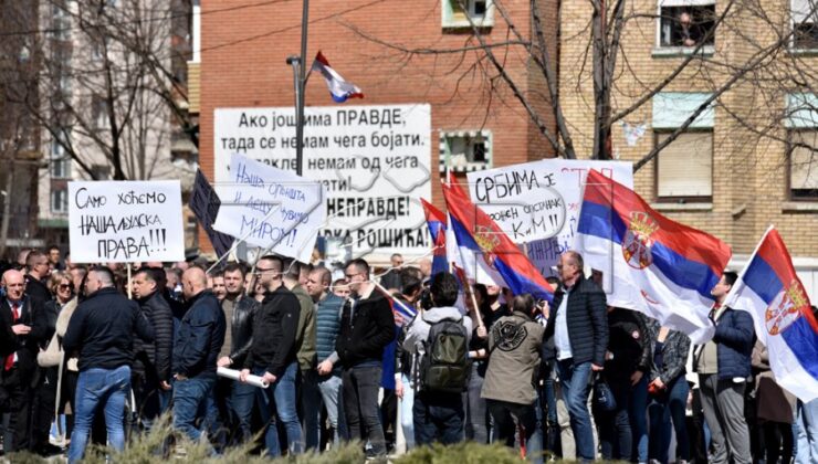 Sırplar Kosova’nın kuzeyinde protesto gösterisi düzenlendi