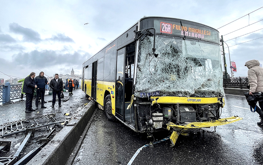 İETT otobüsünün Galata Köprüsü’ndeki demir bariyere çarpması sonucu 3 kişi yaralandı