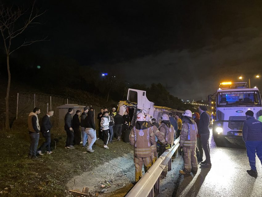 TEM’de devrilen hafriyat kamyonundaki kişi hayatını kaybetti