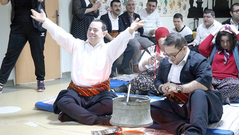 Edirne’de engelli öğrenciler unutulan Osmanlı geleneği “Helva sohbetleri”ni canlandırdı