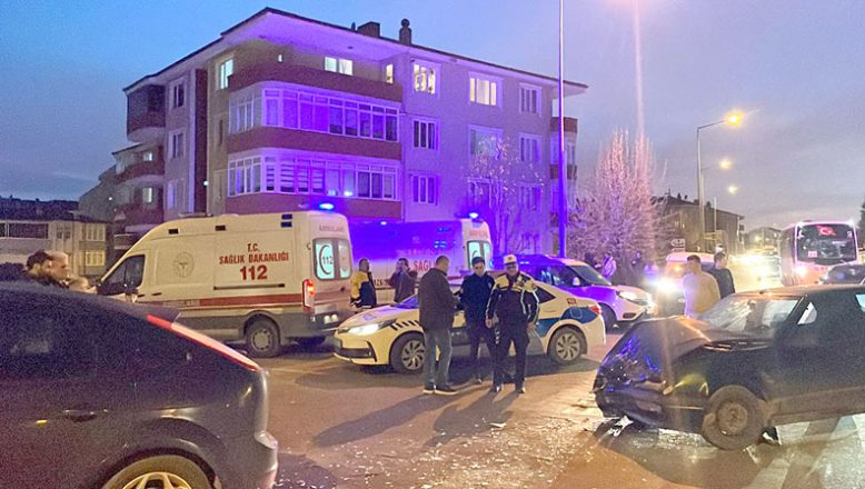 Edirne’de iki otomobilin çarpıştığı kazada 3 kişi yaralandı