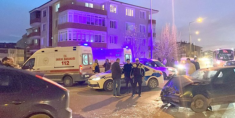 Edirne’de iki otomobilin çarpıştığı kazada 3 kişi yaralandı