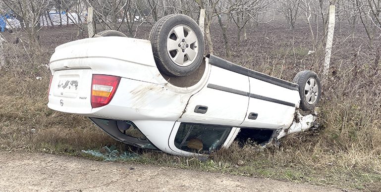 Edirne’de takla atan otomobildeki çift yaralandı