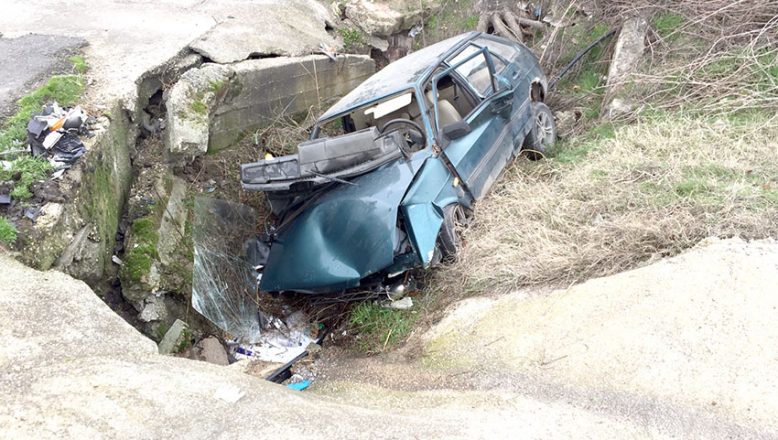 Uzunköprü’de köprünün duvarına çarpan otomobilin sürücüsü öldü