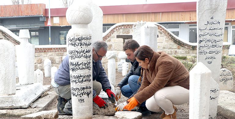 Hasan Sezai Dergahı haziresindeki mezar taşları onarıldı