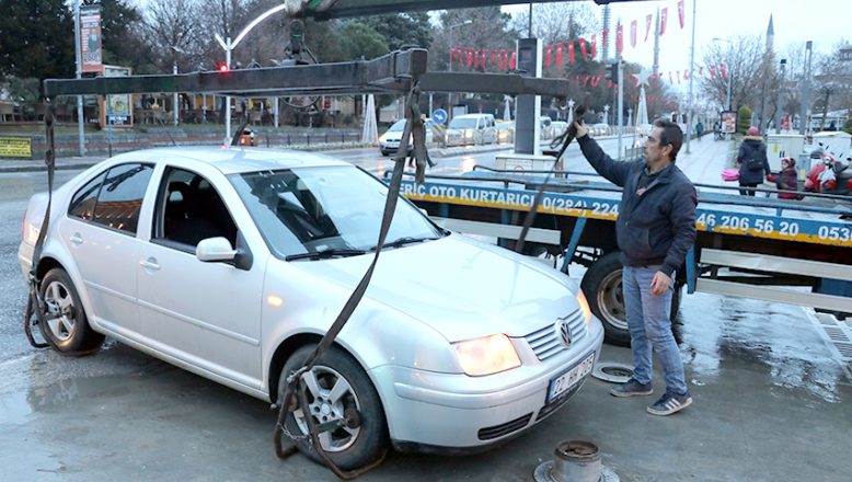 Edirne’de bariyere takılan otomobil çekiciyle kurtarıldı