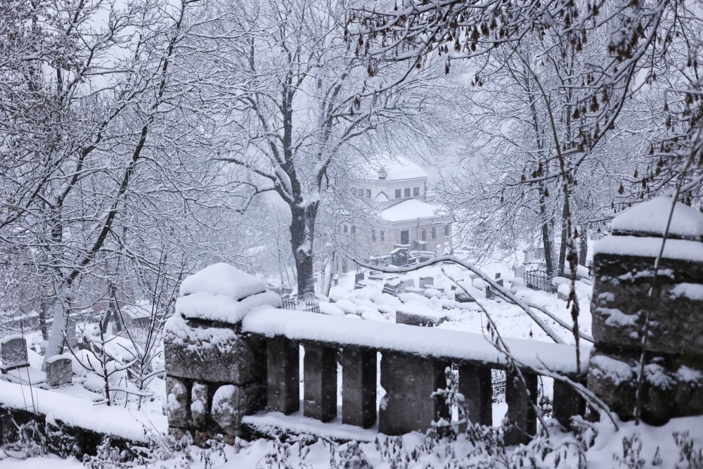 Yoğun kar yağışı Bosna Hersek’te ulaşımda aksaklıklara neden oldu