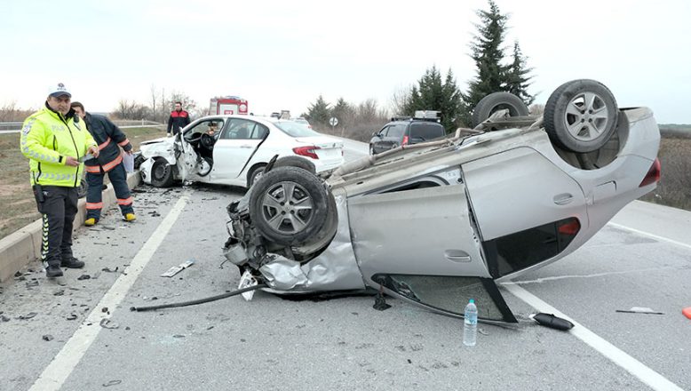 Kırklareli’nde iki otomobilin çarpıştığı kazada 3 kişi yaralandı