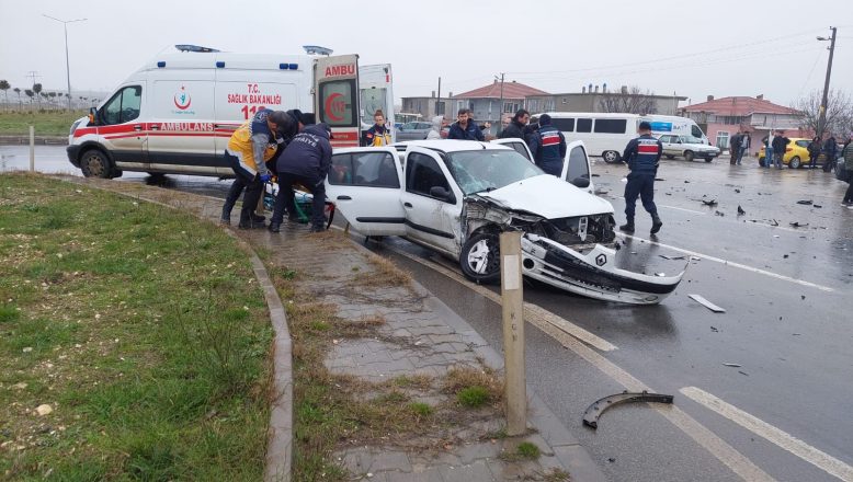 İpsala’da trafik kazasında 2 kişi yaralandı