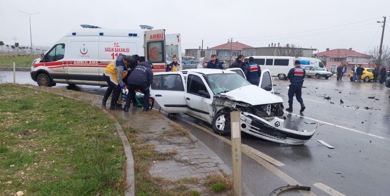 İpsala’da trafik kazasında 2 kişi yaralandı