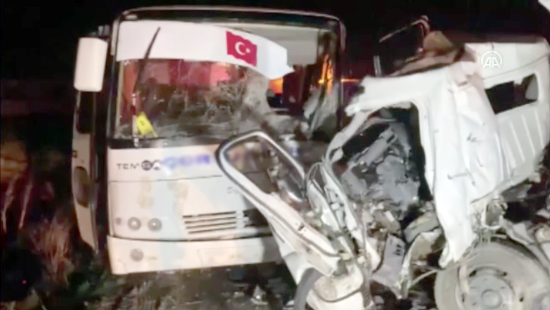 İşçi servisi ile kamyonetin çarpışması sonucu 1 kişi öldü, 20 kişi yaralandı