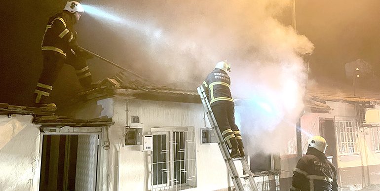 Edirne’de yangın çıkan ev kullanılamaz hale geldi