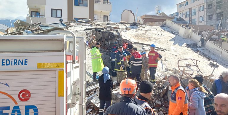 Hatay’da bir kişi Edirne AFAD ekiplerince 47 saat sonra deprem enkazından kurtarıldı