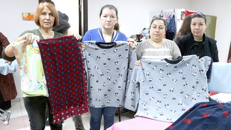 Edirne’de kadınlar deprem bölgesine gönderilmek üzere kıyafet dikiyor
