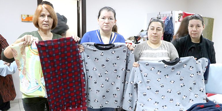 Edirne’de kadınlar deprem bölgesine gönderilmek üzere kıyafet dikiyor