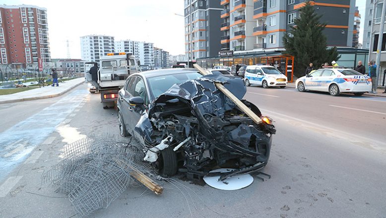 Edirne’de alkollü sürücü otomobille çarptığı çocuk parkında hasara yol açtı