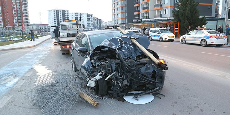 Edirne’de alkollü sürücü otomobille çarptığı çocuk parkında hasara yol açtı