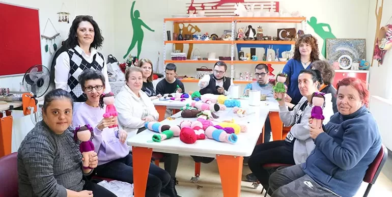 Edirne’de özel gereksinimli kursiyerler depremzede çocuklara oyuncak hazırlıyor