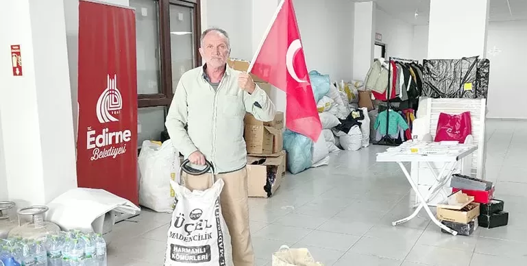 Yardım merkezine elinde Türk bayrağı ve bir çuval kömürle gelen yardımsever duygulandırdı