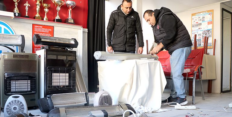 Edirne’de gönüllüler arızalı elektrikli ısıtıcıları deprem bölgesine gönderilmek üzere tamir ediyor