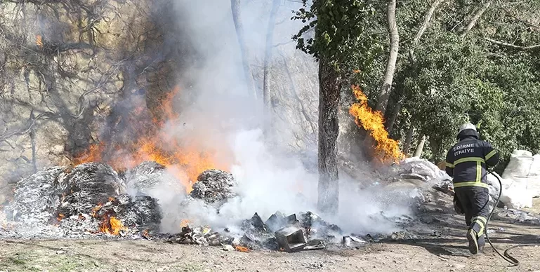 Edirne’de geri dönüşüm malzemelerinin depolandığı alanda yangın çıktı