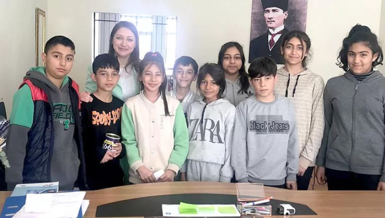 Edirne’de bir grup öğrenci harçlıklarını kentte misafir edilen afetzede aileye bağışladı