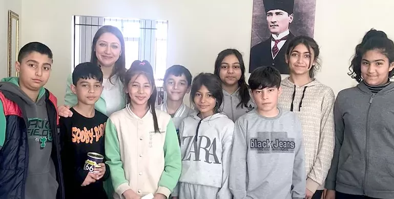 Edirne’de bir grup öğrenci harçlıklarını kentte misafir edilen afetzede aileye bağışladı