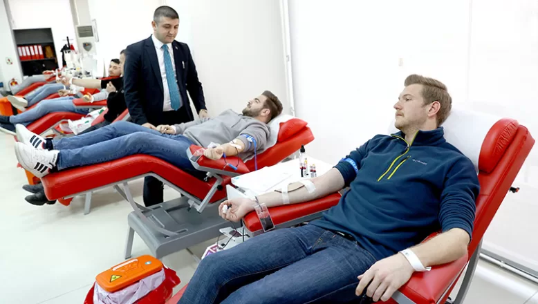 Edirne’de uluslararası öğrenciler afetzedeler için kan bağışında bulundu