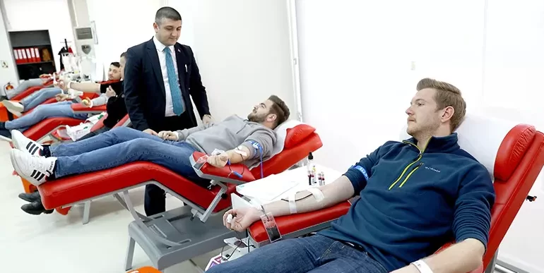 Edirne’de uluslararası öğrenciler afetzedeler için kan bağışında bulundu