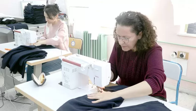 Edirne’de öğretmenler depremzedeler için polar kumaştan atkı ve bere dikiyor