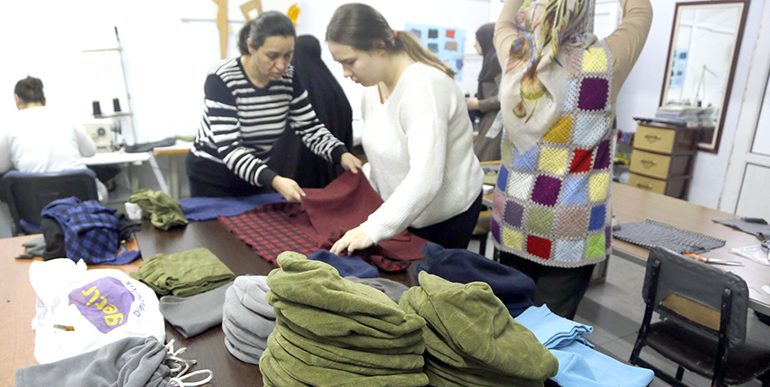 Trakyalı kadınlar “asrın felaketi”ni yaşayan depremzedeler için kışlık giysi dikiyor