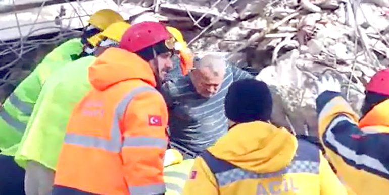 Edirne Belediyesi itfaiye ekibi 1 vatandaşı enkazdan sağ çıkardı