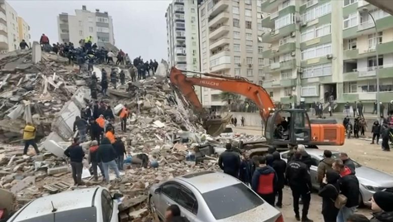 Cumhurbaşkanı Yardımcısı Oktay: “284 can kaybı, 2323 yaralı var, 1710 bina yıkıldı”