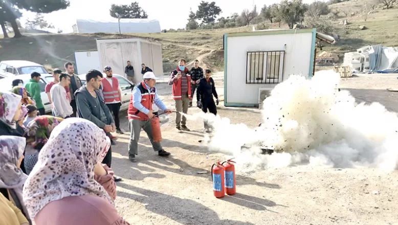 Edirne’den Kahramanmaraş’a giden gönüllü öğretmenler afetzedeleri yangın riskine karşı bilgilendirdi