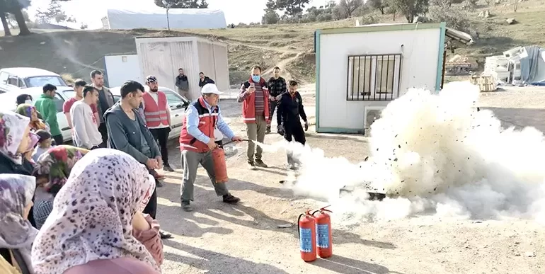 Edirne’den Kahramanmaraş’a giden gönüllü öğretmenler afetzedeleri yangın riskine karşı bilgilendirdi